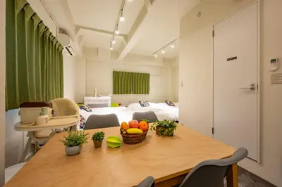 a room with a table with fruit on it at -花雷 はならい in 浅草&雷門- 浅草駅から徒歩5分 ベビー用品付き ファミリーも歓迎 大人8名もOK!! in Tokyo