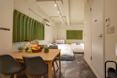 a room with a table and chairs and a bed at -花雷 はならい in 浅草&雷門- 浅草駅から徒歩5分 ベビー用品付き ファミリーも歓迎 大人8名もOK!! in Tokyo