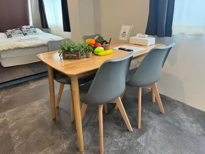 a dining room table with chairs and fruit on it at -花雷 はならい in 浅草&雷門- 浅草駅から徒歩5分 ベビー用品付き ファミリーも歓迎 大人8名もOK!! in Tokyo