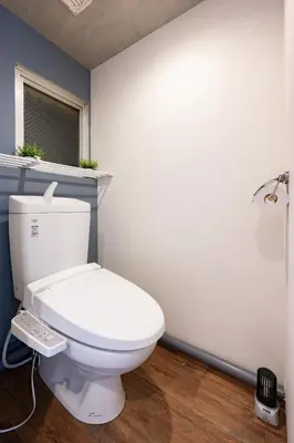 a bathroom with a white toilet in a room at -花雷 はならい in 浅草&雷門- 浅草駅から徒歩5分 ベビー用品付き ファミリーも歓迎 大人8名もOK!! in Tokyo