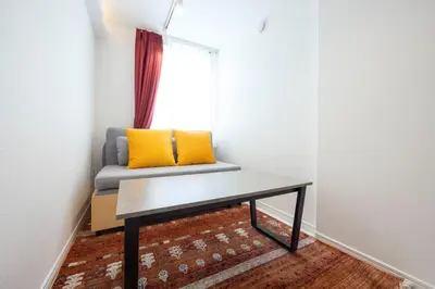 a bench in a room with a window at Recorrido Yoyogi in Tokyo