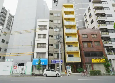 a white car parked in front of a building at \u6771\u4eac\u30ea\u30ea\u30a2\u30eb\u30db\u30c6\u30eb 301 in Tokyo