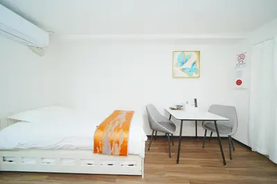 a bedroom with a bed and a table and chairs at \u6771\u4eac\u30ea\u30ea\u30a2\u30eb\u30db\u30c6\u30eb 301 in Tokyo