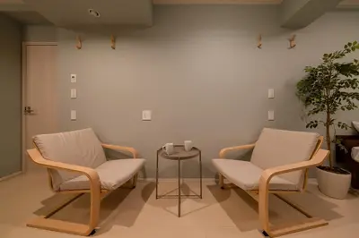 a waiting room with two chairs and a table at Villa Shibuya East , \u6e0b\u8c37\u6771\u30f4\u30a3\u30e9 in Tokyo