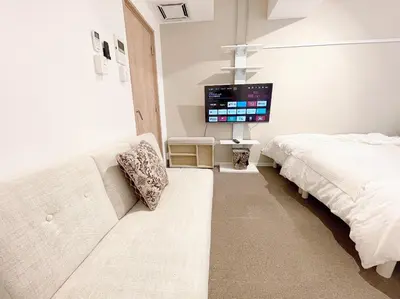 a living room with a couch and a tv at \u56fd\u7acb\u7af6\u6280\u5834\u305d\u3070\u65b0\u5bbf\u5fa1\u82d1\u76ee\u306e\u524d Luxe designer Residence near National Stadium built four years ago ,Max4ppl,3adaults in Tokyo