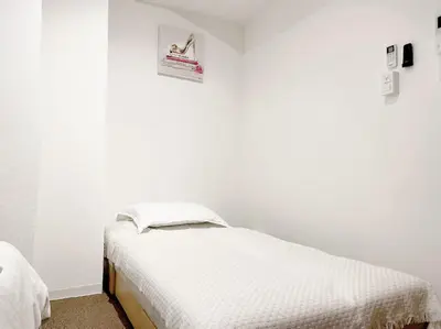 a bedroom with white walls and two beds at \u56fd\u7acb\u7af6\u6280\u5834\u305d\u3070\u65b0\u5bbf\u5fa1\u82d1\u76ee\u306e\u524d Luxe designer Residence near National Stadium built four years ago ,Max4ppl,3adaults in Tokyo