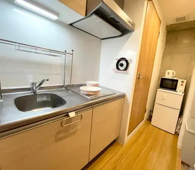 a kitchen with a sink and a microwave at \u56fd\u7acb\u7af6\u6280\u5834\u305d\u3070\u65b0\u5bbf\u5fa1\u82d1\u76ee\u306e\u524d Luxe designer Residence near National Stadium built four years ago ,Max4ppl,3adaults in Tokyo