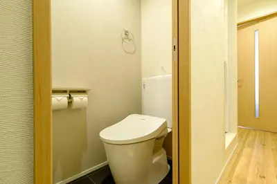 a bathroom with a white toilet in a room at Asakusa Landing - \u96f7\u9580\u3084\u6d45\u8349\u5bfa\u307e\u3067\u5f92\u6b69\u570f\u5185 - \u7121\u6599Wi-Fi\u3084\u30d7\u30ed\u30b8\u30a7\u30af\u30bf\u30fc\u5b8c\u5099 in Tokyo