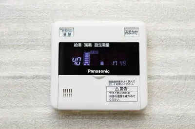 a white electronic device sitting on top of a wall at Asakusa Landing - \u96f7\u9580\u3084\u6d45\u8349\u5bfa\u307e\u3067\u5f92\u6b69\u570f\u5185 - \u7121\u6599Wi-Fi\u3084\u30d7\u30ed\u30b8\u30a7\u30af\u30bf\u30fc\u5b8c\u5099 in Tokyo