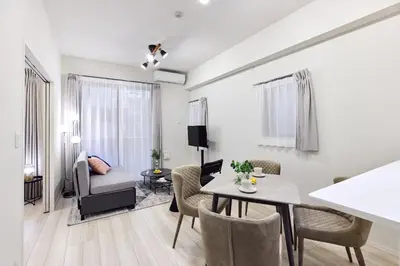 a living room with a table and a couch at \u7be0\u30ac\u30fc\u30c7\u30f3\u30ec\u30b8\u30c7\u30f3\u30b9 in Tokyo