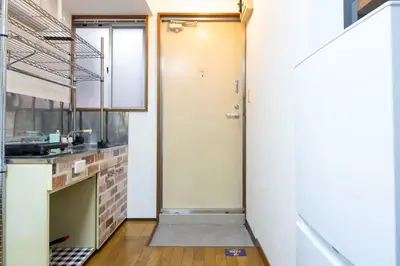 a kitchen with a door leading into a kitchen at \u9326\u7cf8\u753a\u30b9\u30ab\u30a4\u30a8\u30a4\u30c8 in Tokyo