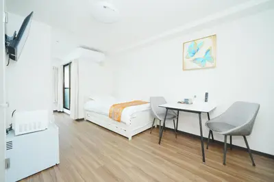 a bedroom with a bed and a table and chairs at \u6771\u4eac\u30ea\u30ea\u30a2\u30eb\u30db\u30c6\u30eb201 in Tokyo
