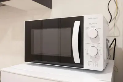 a microwave oven sitting on top of a counter at Arucia\u4e09\u8ed2\u8336\u5c4b in Tokyo