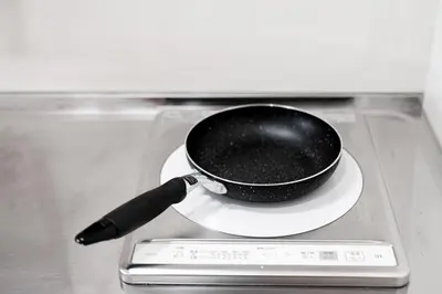 a frying pan on top of a stove at テルヌファビュル亀戸 - Tokyo Urban APT in a Japanese Local Shopping Street, with Direct Access to Shinjuku & Akihabara in Tokyo