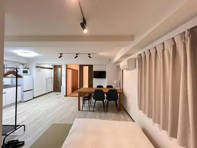 a dining room and kitchen with a table and chairs at \u4e0a\u91ce\u6771\u4eac\u30bb\u30f3\u30c8\u30e9\u30eb\u30b9\u30c6\u30a4 \u5c71\u624b\u7dda\u99c5\u5f92\u6b693\u5206\u5fa1\u5f92\u753a \u5927\u4eba\u6570 \u30a2\u30e1\u6a2a3\u5206 \u4e0a\u91ce\u99c510\u5206 \u6e6f\u5cf6\u99c52\u5206 in Tokyo
