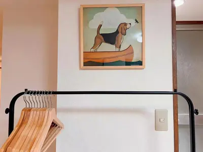 a picture of a dog on a boat in a painting at \u4e0a\u91ce\u6771\u4eac\u30bb\u30f3\u30c8\u30e9\u30eb\u30b9\u30c6\u30a4 \u5c71\u624b\u7dda\u99c5\u5f92\u6b693\u5206\u5fa1\u5f92\u753a \u5927\u4eba\u6570 \u30a2\u30e1\u6a2a3\u5206 \u4e0a\u91ce\u99c510\u5206 \u6e6f\u5cf6\u99c52\u5206 in Tokyo