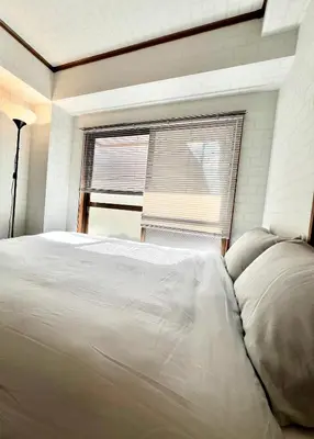 a large white bed in a bedroom with a window at ペットと泊まれる Tatami & B 池上 202 2DK 40m2 in Tokyo