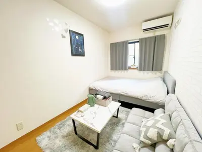 a living room with a couch and a bed at \u9ad8\u7530\u99ac\u5834\u99c5 4\u4eba\u53ef a5 in Tokyo