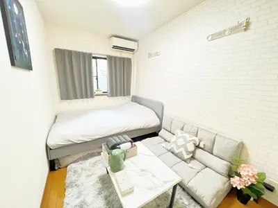 a small room with a bed and a couch at \u9ad8\u7530\u99ac\u5834\u99c5 4\u4eba\u53ef a5 in Tokyo