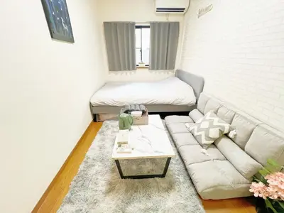a living room with a couch and a bed at \u9ad8\u7530\u99ac\u5834\u99c5 4\u4eba\u53ef a5 in Tokyo