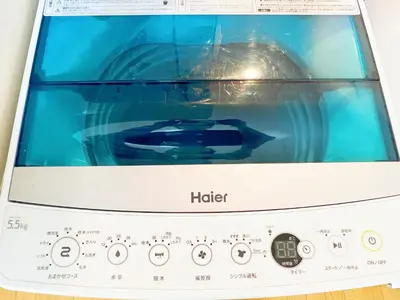 a hider television with a fish in the screen at \u9ad8\u7530\u99ac\u5834\u99c5 4\u4eba\u53ef a5 in Tokyo