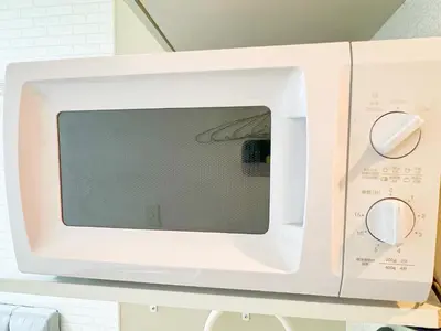 a white microwave oven sitting on top of a counter at \u9ad8\u7530\u99ac\u5834\u99c5 4\u4eba\u53ef a5 in Tokyo