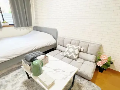 a living room with a couch and a coffee table at \u9ad8\u7530\u99ac\u5834\u99c5 4\u4eba\u53ef a5 in Tokyo