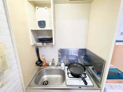 a small kitchen with a sink and a stove at \u9ad8\u7530\u99ac\u5834\u99c5 4\u4eba\u53ef a5 in Tokyo