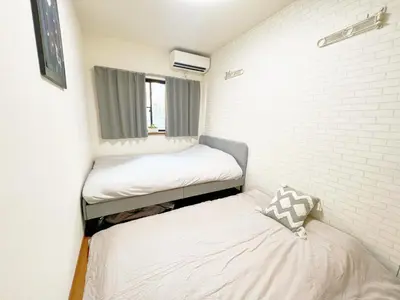 a small room with two bunk beds in it at \u9ad8\u7530\u99ac\u5834\u99c5 4\u4eba\u53ef a5 in Tokyo