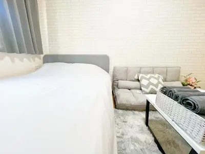 a bedroom with a bed and a couch at \u9ad8\u7530\u99ac\u5834\u99c5 4\u4eba\u53ef a5 in Tokyo