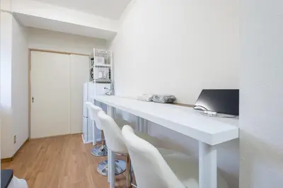 a white kitchen with a white desk and chairs at \u834f\u539f\u4e2d\u5ef6\u99c5\u304b\u30893\u5206,\u5e83\u3005LDK,\u8cb8\u5207,\u54c1\u5ddd\u99c5\u307e\u306720\u5206,comfortable in Tokyo