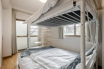 a bedroom with a bunk bed and a window at \u834f\u539f\u4e2d\u5ef6\u99c5\u304b\u30893\u5206,\u5e83\u3005LDK,\u8cb8\u5207,\u54c1\u5ddd\u99c5\u307e\u306720\u5206,comfortable in Tokyo