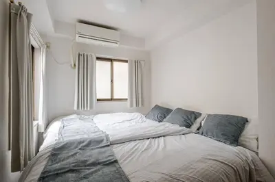 a bed in a white room with a window at \u834f\u539f\u4e2d\u5ef6\u99c5\u304b\u30893\u5206,\u5e83\u3005LDK,\u8cb8\u5207,\u54c1\u5ddd\u99c5\u307e\u306720\u5206,comfortable in Tokyo