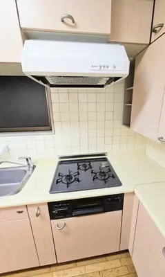 a kitchen with a stove and a sink at \u834f\u539f\u4e2d\u5ef6\u99c5\u304b\u30893\u5206,\u5e83\u3005LDK,\u8cb8\u5207,\u54c1\u5ddd\u99c5\u307e\u306720\u5206,comfortable in Tokyo