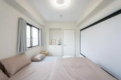 a bedroom with a bed and a window at \u834f\u539f\u4e2d\u5ef6\u99c5\u304b\u30893\u5206,\u5e83\u3005LDK,\u8cb8\u5207,\u54c1\u5ddd\u99c5\u307e\u306720\u5206,comfortable in Tokyo
