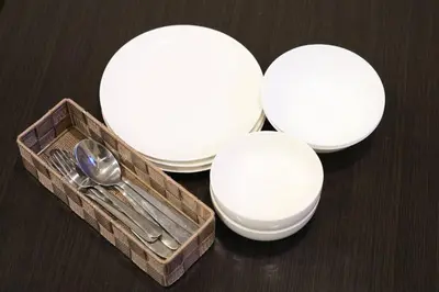 three white plates and a wooden box with silverware at \u30a2\u30f3\u30c9\u30b9\u30c6\u30a4\u3059\u3082\u3046\u30db\u30c6\u30eb401 in Tokyo