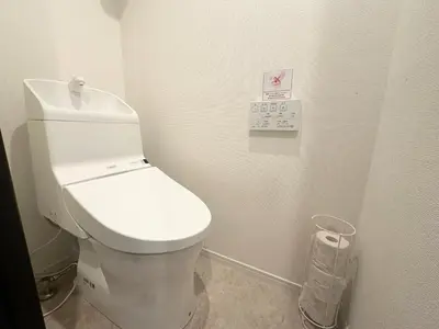 a bathroom with a white toilet in a room at \u30a2\u30f3\u30c9\u30b9\u30c6\u30a4\u3059\u3082\u3046\u30db\u30c6\u30eb401 in Tokyo