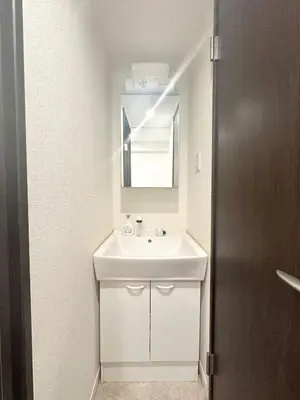 a bathroom with a white sink and a mirror at \u30a2\u30f3\u30c9\u30b9\u30c6\u30a4\u3059\u3082\u3046\u30db\u30c6\u30eb401 in Tokyo