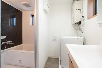 a bathroom with a shower and a sink and a toilet at \u30a2\u30a4\u30ea\u30b9\u62bc\u4e0a in Tokyo