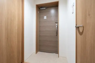 a hallway with a door leading to a room at \u30a2\u30a4\u30ea\u30b9\u62bc\u4e0a in Tokyo