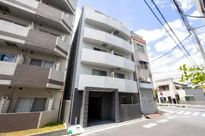 an apartment building with a door in the side of it at \u30a2\u30a4\u30ea\u30b9\u62bc\u4e0a in Tokyo