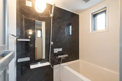 a bathroom with a tub and a sink and a mirror at \u30a2\u30a4\u30ea\u30b9\u62bc\u4e0a in Tokyo
