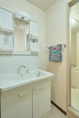 a white bathroom with a sink and a mirror at Liberty house 7ppl in Tokyo