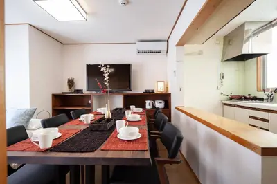 a dining room with a long table with chairs at \u7b2c\u4e8c\u30af\u30ef\u30e0\u30e9\u30d3\u30eb in Tokyo