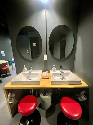 a bathroom with two sinks and two mirrors at \u65b0\u5bbf\u30cb\u30c3\u30ab\u30db\u30c6\u30eb in Tokyo