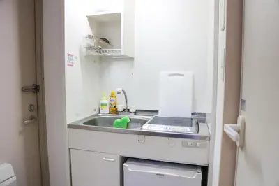 a small kitchen with a sink and a stove at \u30cf\u30a4\u30af\u30ec\u30b9\u30c8\u4e2d\u91ce201 in Tokyo