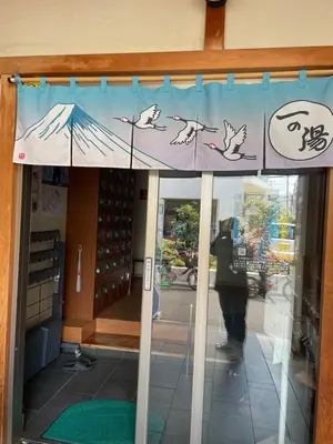 a window of a store with birds on it at \u30cf\u30a4\u30af\u30ec\u30b9\u30c8\u4e2d\u91ce201 in Tokyo