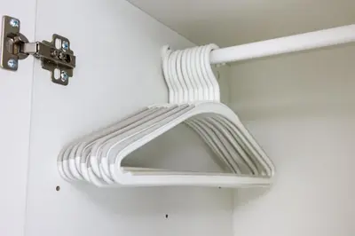 a white towel rack attached to a wall at \u30cf\u30a4\u30af\u30ec\u30b9\u30c8\u4e2d\u91ce201 in Tokyo