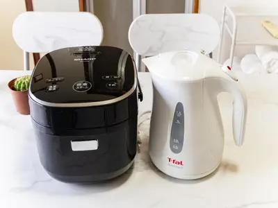 a toaster and a tea kettle on a counter at Kosuge Sta 6min walk Ueno Sta 10min Switch in Tokyo