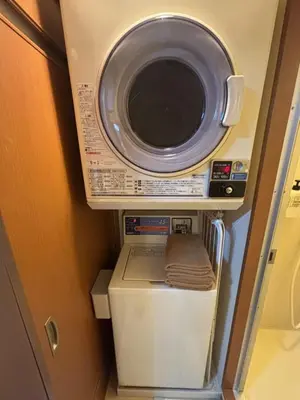 a washing machine and a washer in a room at SF Heigths in Tokyo